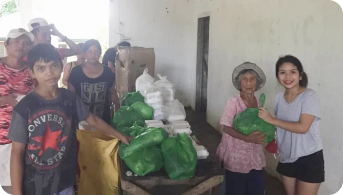 KBH Borydning uddeler velgørenhedspakker til mennesker i et hus