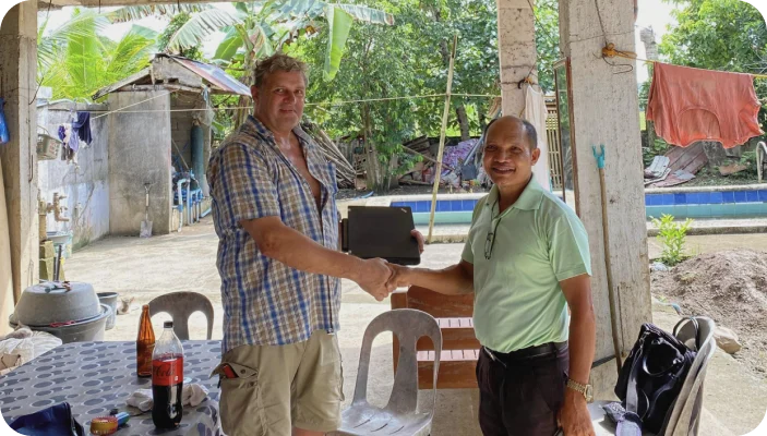 John fra KBH Borydning giver en donation til en mand i udlandet