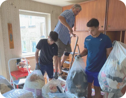 KBH Borydning team rydder dødsbo med poser i en lejlighed, viser effektiv service i Storkøbenhavn.