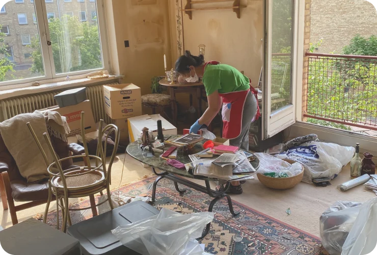 KBH Borydning medarbejder rydder og rengør et dødsbo i en lejlighed, viser omhyggelig dødsborydning.