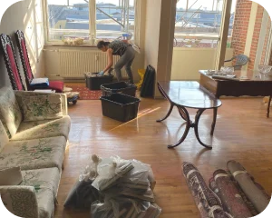 KBH Borydning medarbejder rydder og organiserer genstande i en lejlighed efter dødsborydning