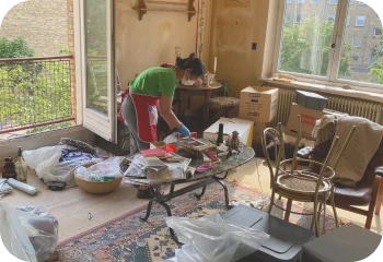 KBH Borydning medarbejder rydder og rengør et dødsbo i en lejlighed, viser omhyggelig dødsborydning.